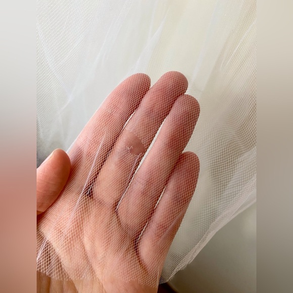 Elegant Tulle Wedding Veil With Floral Crown - Picture 7 of 8